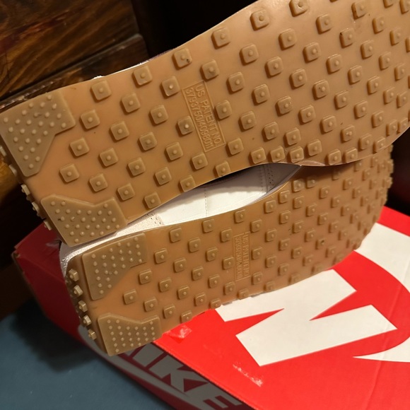 Nike - Picture 3 of 4